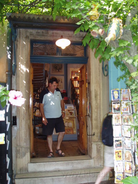 St. Tropez - Chris in de souvenir winkel