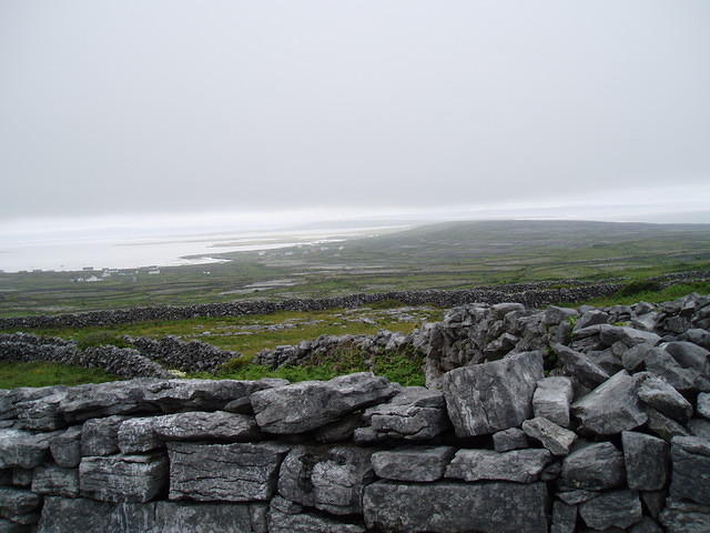Ierland2005 085 - Inishmore, kaal en beweolkt