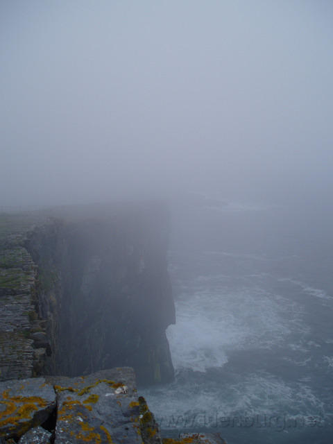 Ierland2005 093 - Inishmore, kliffen met woeste zee en natte wolken nummer 2