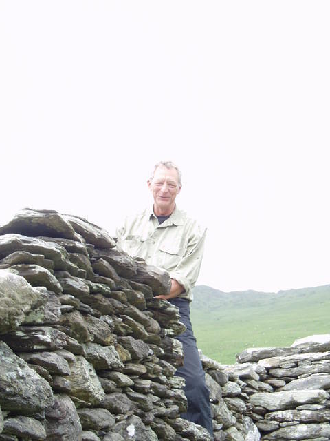 Ierland2005 129 - Kerry, oude man ziet wat bleek van het stoer doen.