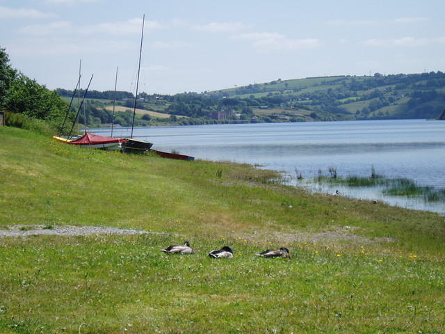 Ierland2005 133 - Inishcarra Reservoir met bootjes