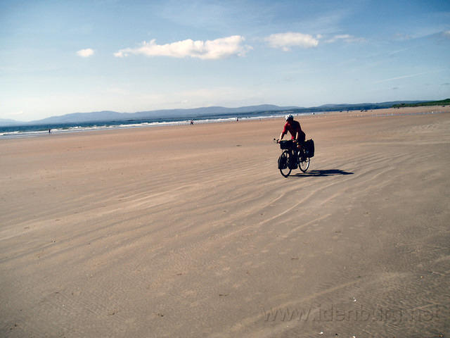 Ierland2005 055 - Rossnowlagh, Wouter fietst op het strand