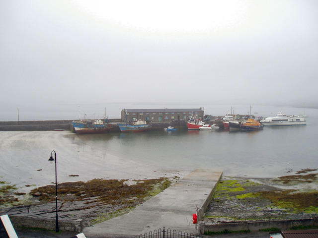 Ierland2005 080 - Killronan, Inishmore, de haven met de (moderne) ferry