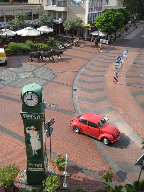 Lünen, het centrum vanuit Hotel an der Persiluhr met oude kever