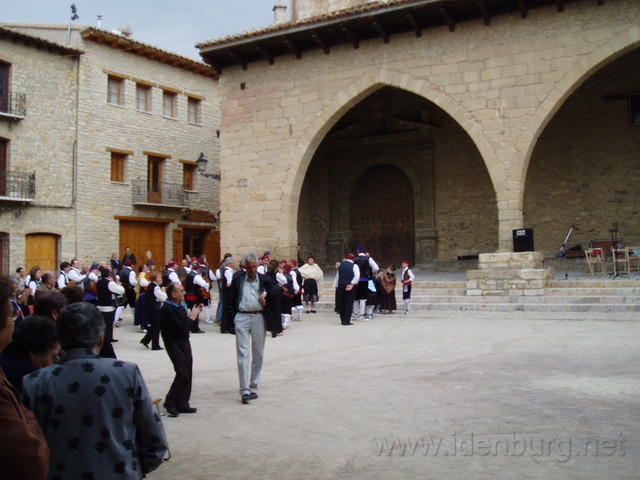Spanje2004 061
Cantavieja, wachtend op de muzikanten