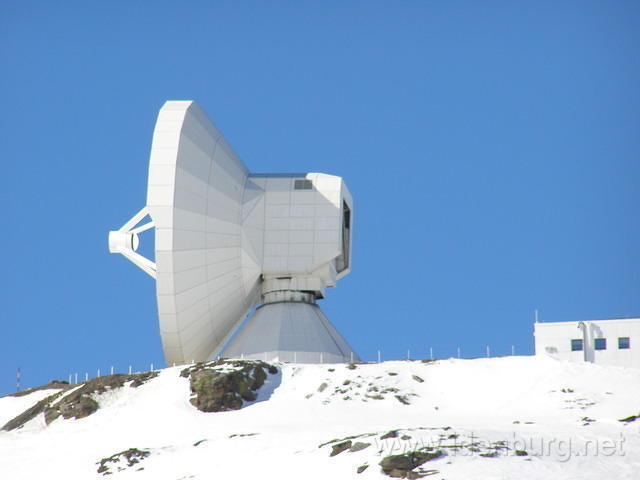 Radiotelescoop in close-up. (Dick)