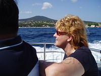 In de boot naar St. Tropez - Ineke geniet