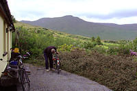 Ierland2005 731 - Leenane, fietsen schoonmaken bij het cottage