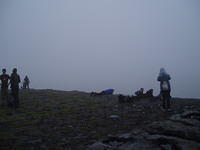 Ierland2005 090 - Inishmore, 't is toch 70 meter loodrecht naar beneden