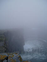 Ierland2005 093 - Inishmore, kliffen met woeste zee en natte wolken nummer 2