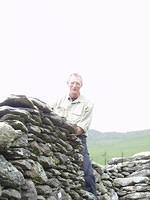 Ierland2005 129 - Kerry, oude man ziet wat bleek van het stoer doen.