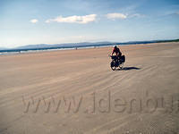 Ierland2005 055 - Rossnowlagh, Wouter fietst op het strand