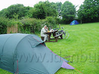 Ierland2005 107 - Corofin, camping met tafel