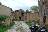 Spanje2004 064 - Navapalos, traditioneel en milieuvriendelijk gebouwd. Nr 2.