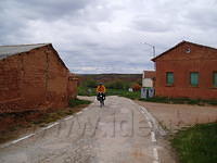 Spanje2004 010 - Op weg naar El Burgo, een lemen bouwsel.