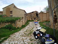 Spanje2004 014 - Navapalos, traditioneel en milieuvriendelijk gebouwd. Nr 1.