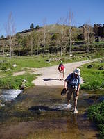 Spanje2004 057
Robertien steekt de Rio Alcala over
