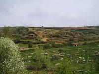 Spanje2004 065
Op weg naar Morella, restangues met herdershutjes