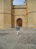 Spanje2004 022
Poblet, Ruurd bij het klooster