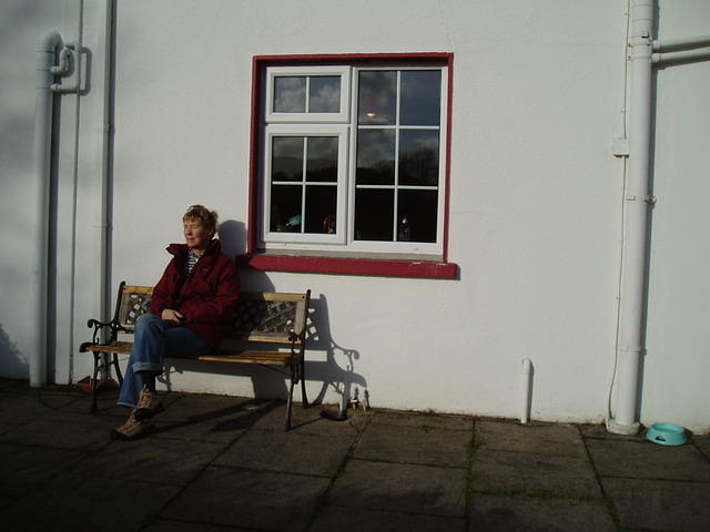 Joke op het terras in de zon, 15 januari, 15 graden.