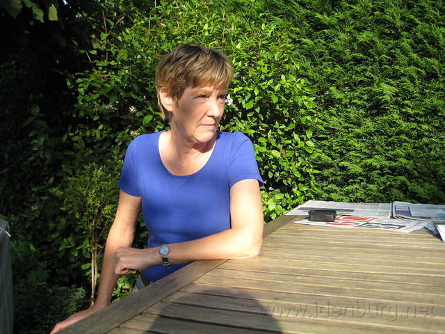 Oma poseert