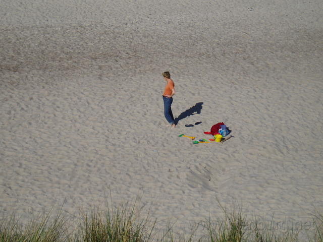 Het strand, Joke houdt de wacht.