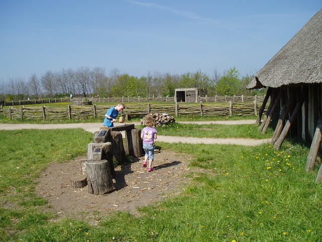 Ribe, Jesper laat Demi zien hoe je rond hout maakt