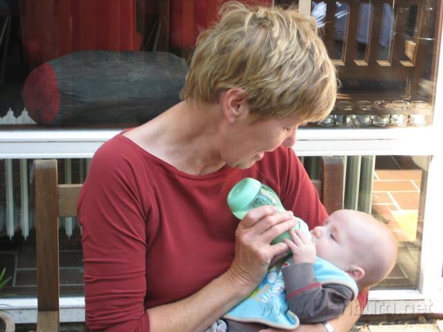 Oma geeft de fles