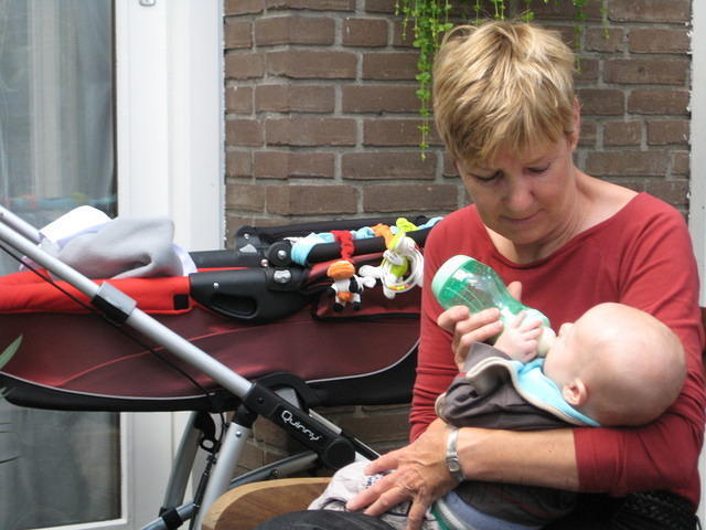 Oma geeft nog steeds de fles