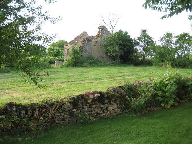 De naastgelegen ruine