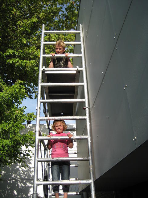 Jesper boven Demi op de steiger