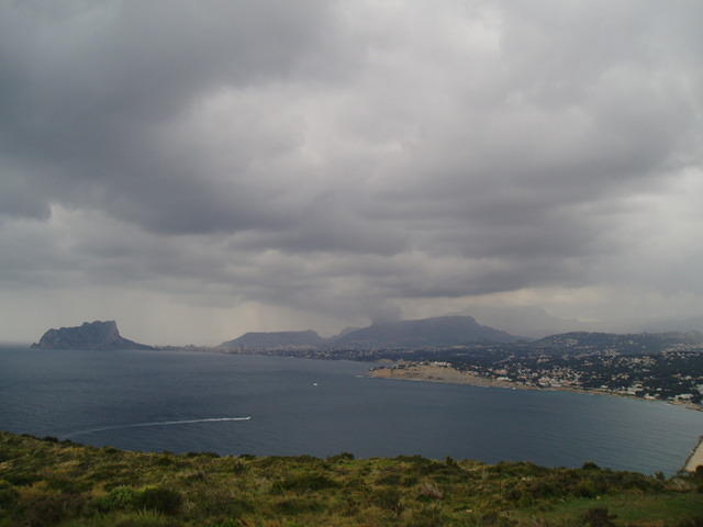 El Cap d'Or, dan ziet ze dit. Chris en Ineke zijn aan het golfen bij de regen.