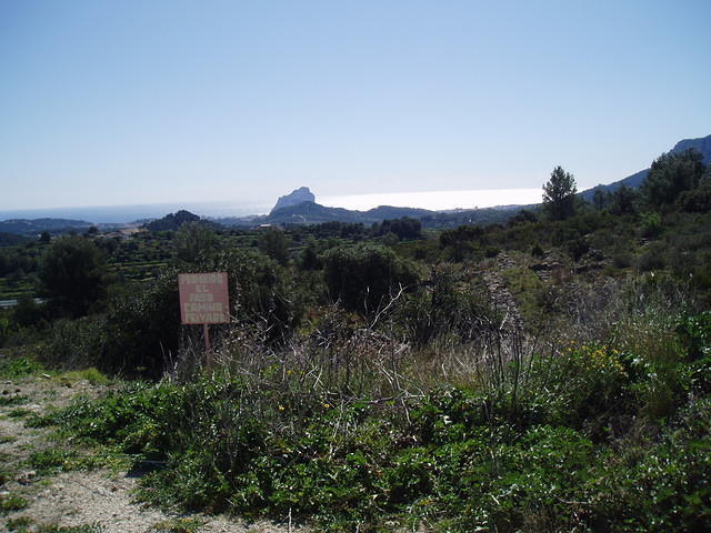 Op weg naar het begin van de Bernia wandeling. In de verte Benissa en de Ifach.
