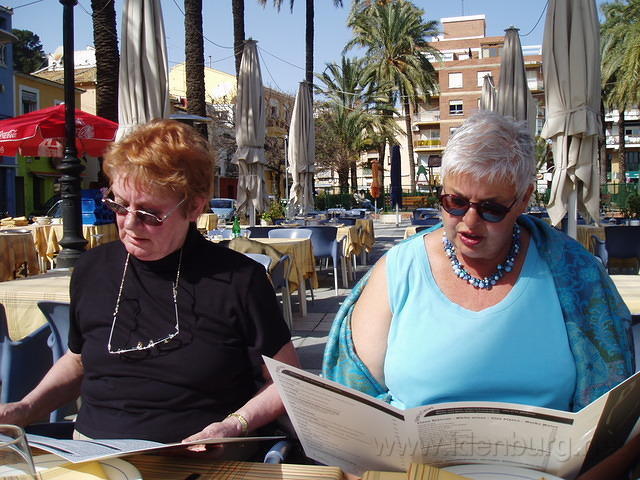 Lunchen in Denia, Trudy en Bettie weten het nog niet.