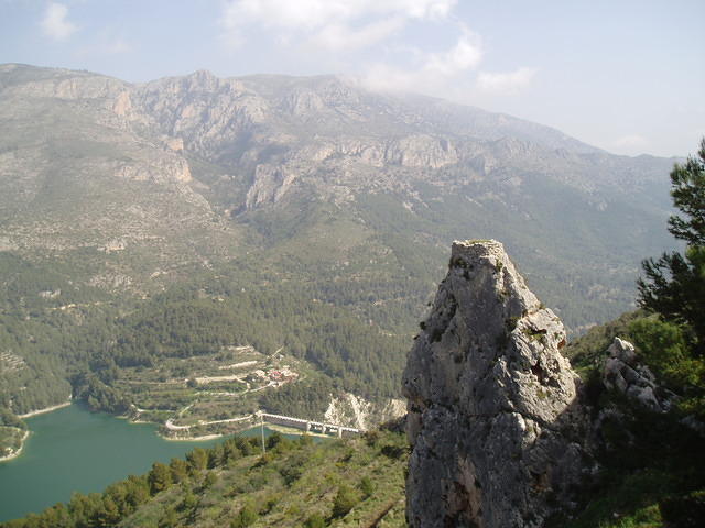 Guadalest, het stuwmeer vanaf de muur van de oude vesting.