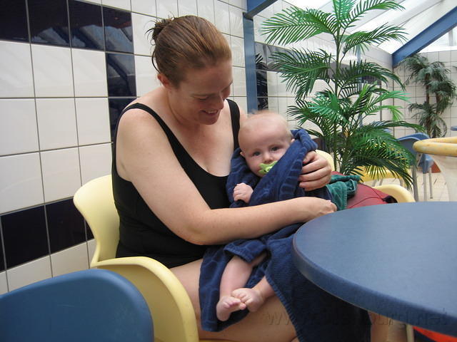 Na het zwemmen lekker bij mamma 1