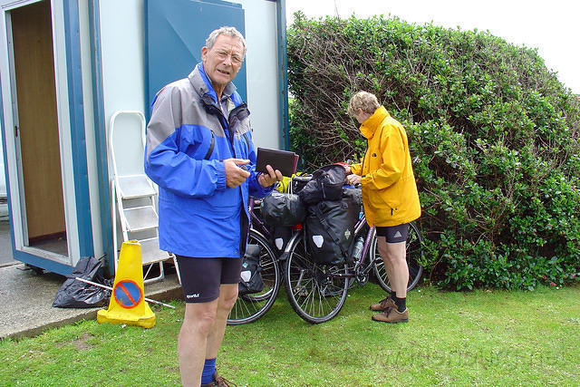 Ierland2005 702 - Giant Causeway, de parkeerwachter wil wel op onze fietsen letten