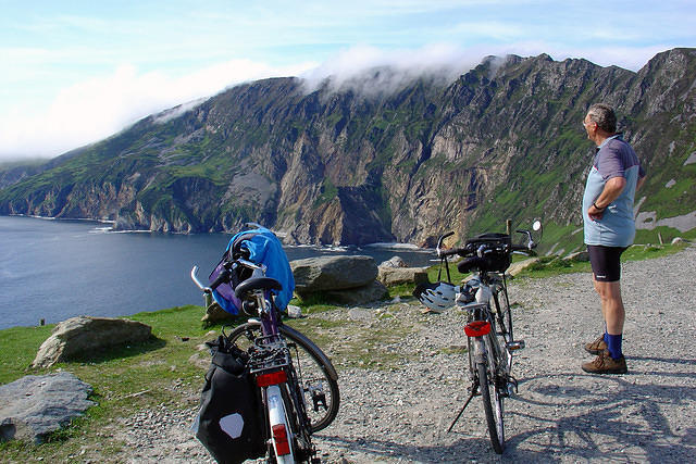 Ierland2005 718 - Ruurd bekijkt de Slieve League kliffen