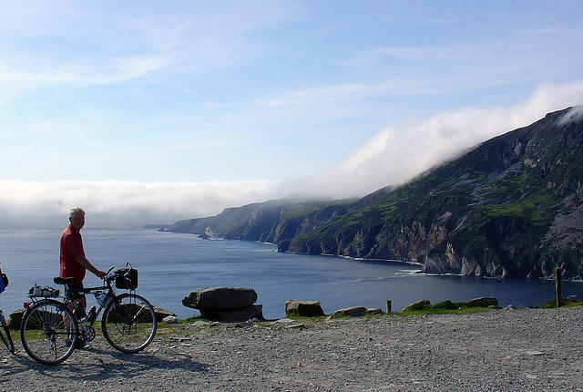 Ierland2005 719 - Wouter wil ook op de foto bij de Slieve League kliffen