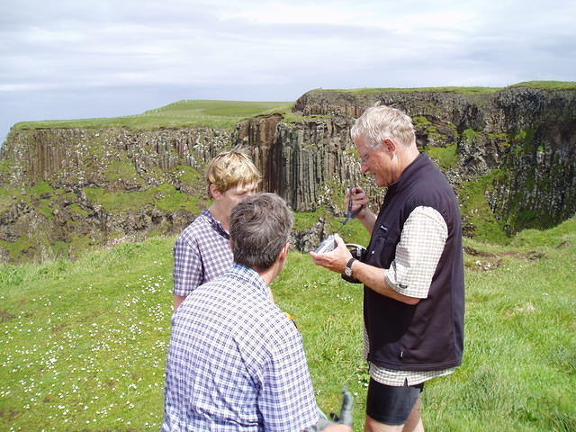 Ierland2005 026 - Giant Causeway, even overleggen