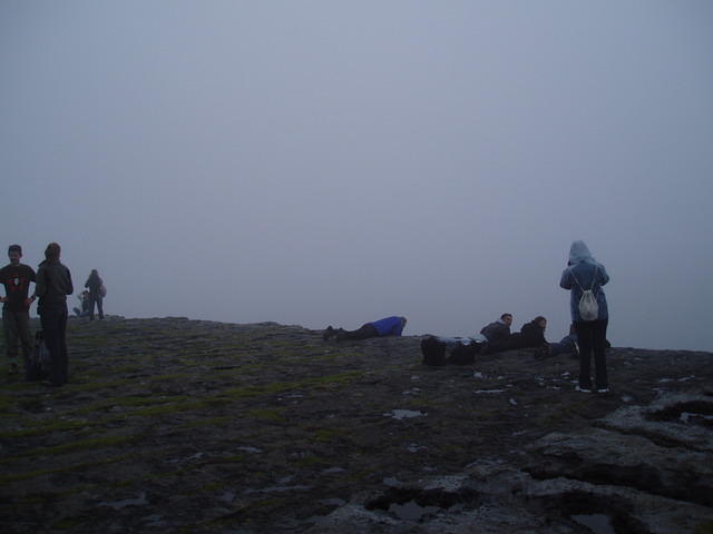 Ierland2005 090 - Inishmore, 't is toch 70 meter loodrecht naar beneden