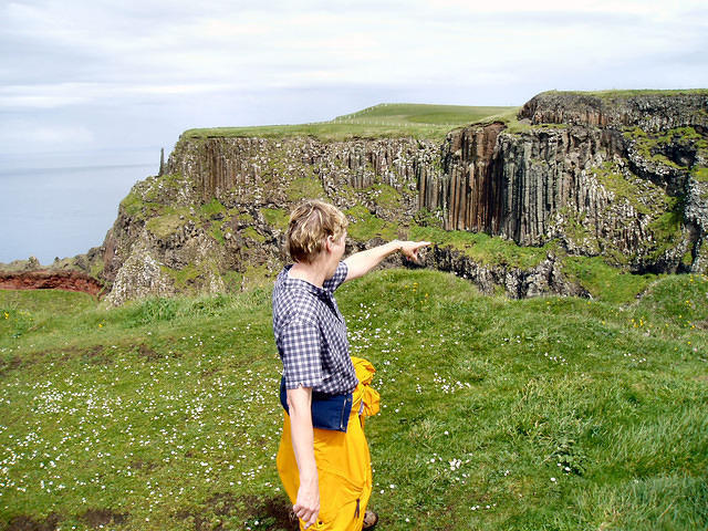 Ierland2005 027 - Giant Causeway,Joke ziet iets