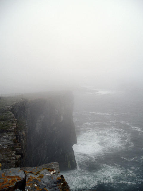 Ierland2005 092 - Inishmore, kliffen met woeste zee en natte wolken, nummer 1