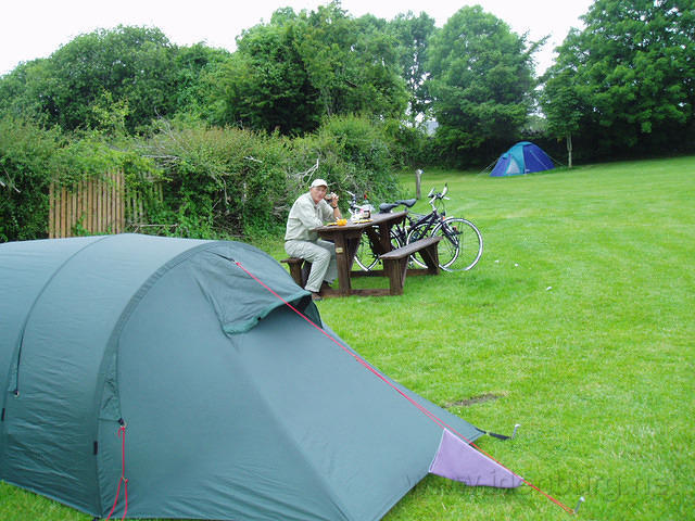 Ierland2005 107 - Corofin, camping met tafel