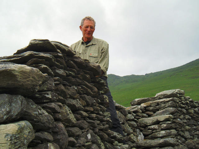 Ierland2005 128 - Kerry, oude man doet stoer