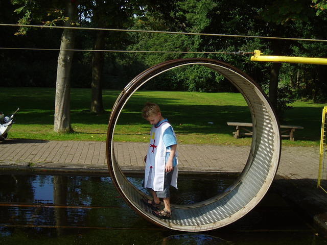 Nu 049.jpg - Lopen in het waterrad, effe vaart maken