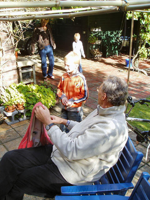 Moeke2005 003
Opa Ruurd, altijd goed om op je jas te passen.