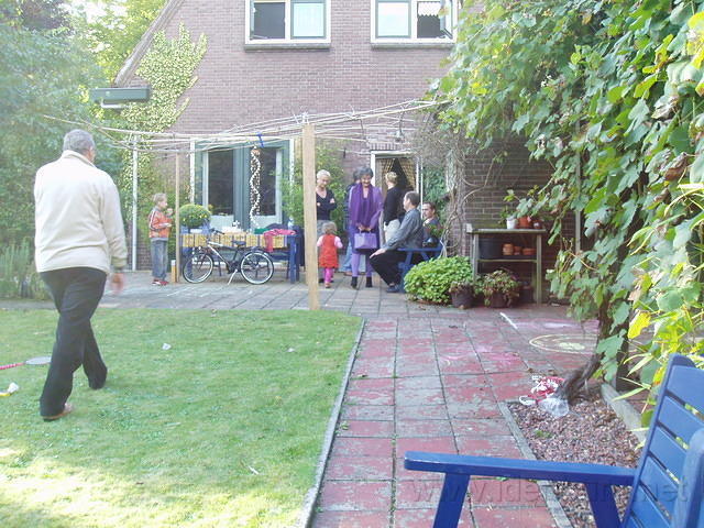 Moeke2005 016
Demi kijkt jaloers naar Christa's tas.