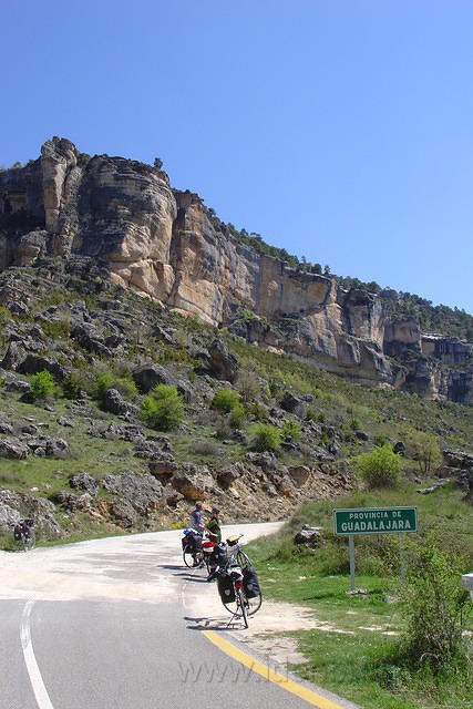 Spanje2004 086
Alweer bij de Taag met rotsen en gieren