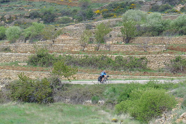 Spanje2004 101
Op weg naar Morella, Ruurd tussen de restangues